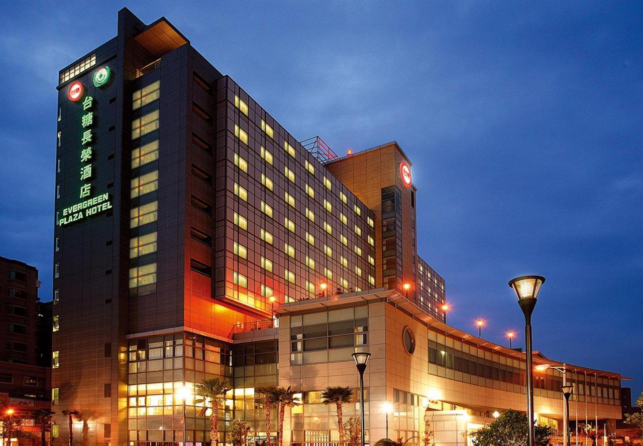 Evergreen Plaza Hotel - Tainan Extérieur photo The hotel at night