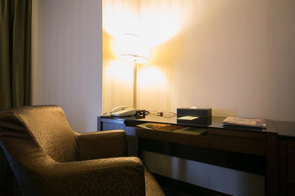 Evergreen Plaza Hotel - Tainan Chambre photo A table lamp