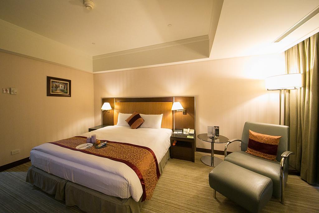 Evergreen Plaza Hotel - Tainan Chambre photo A room at the hotel