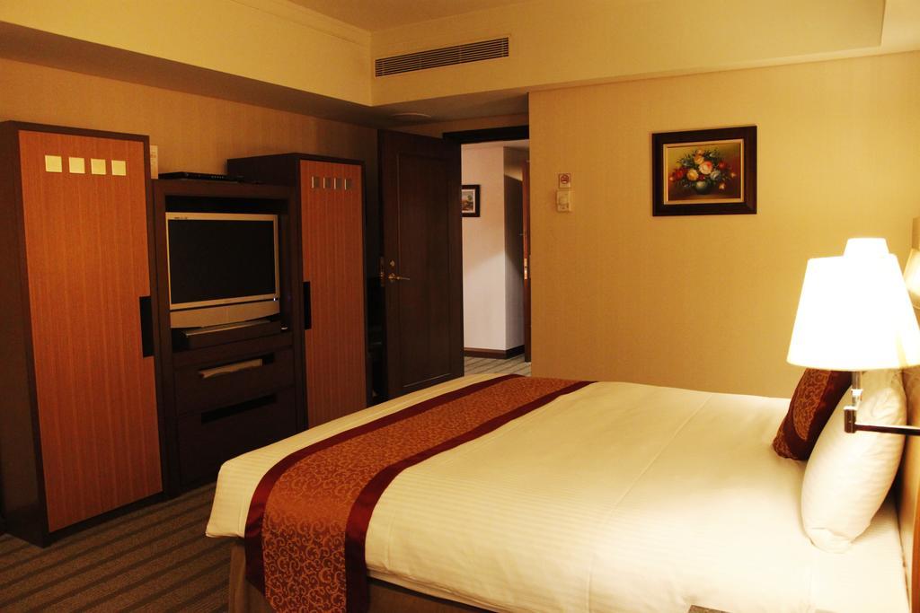 Evergreen Plaza Hotel - Tainan Chambre photo A room at the hotel