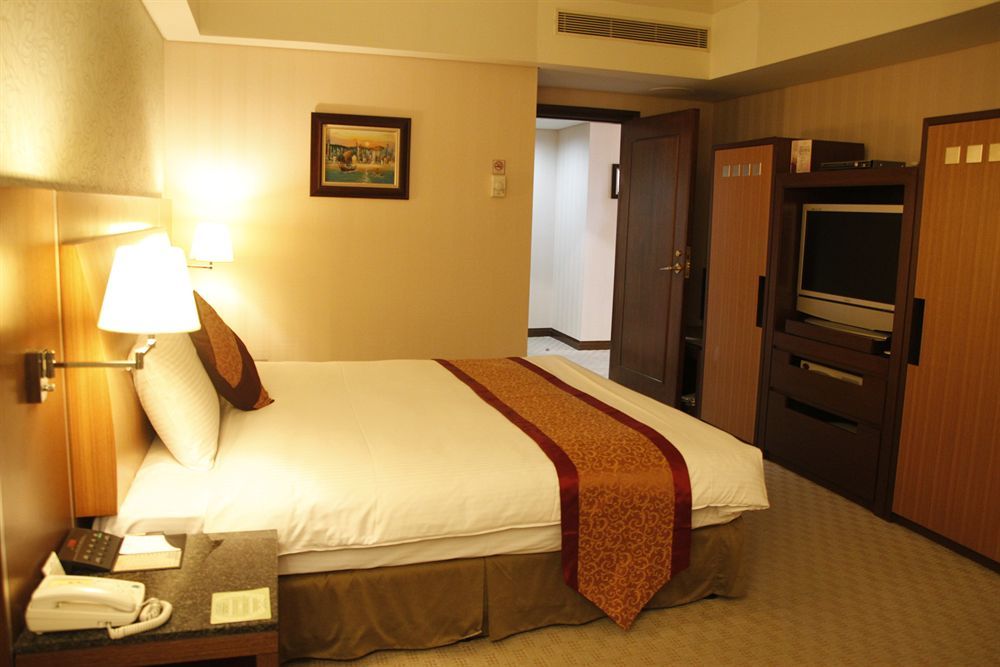 Evergreen Plaza Hotel - Tainan Extérieur photo A bedroom in a hotel