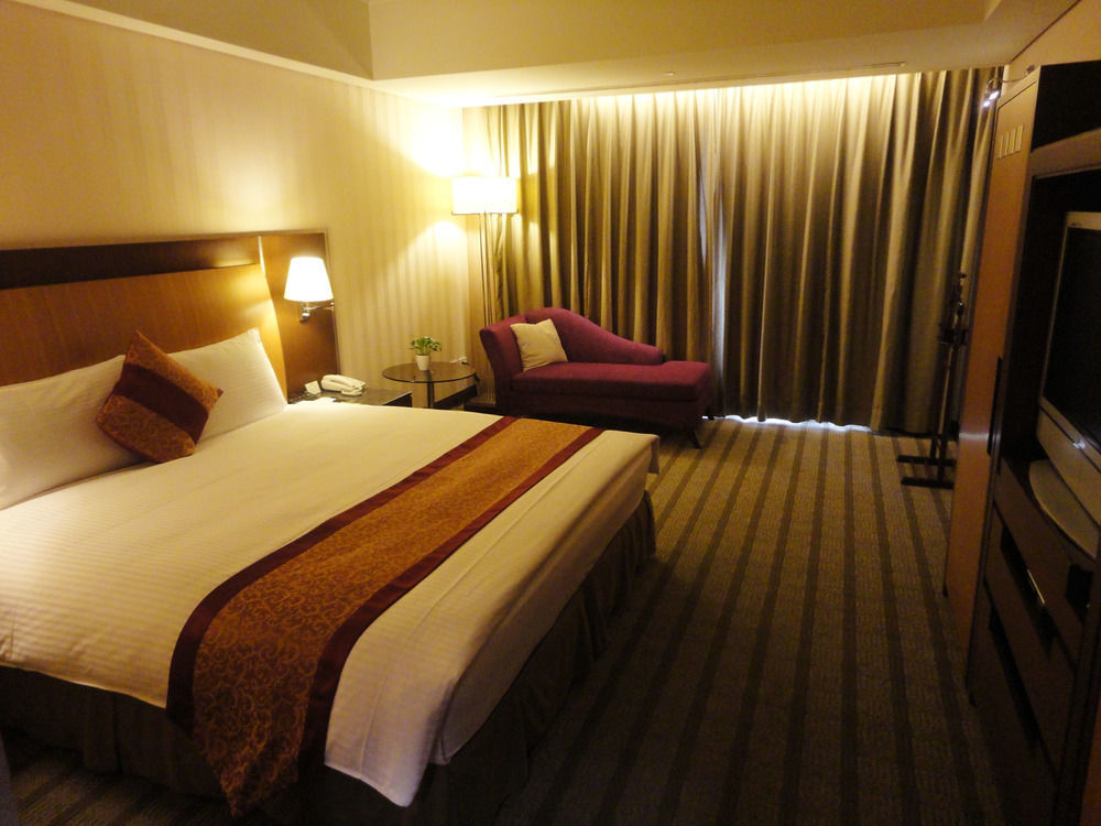 Evergreen Plaza Hotel - Tainan Extérieur photo Deluxe room