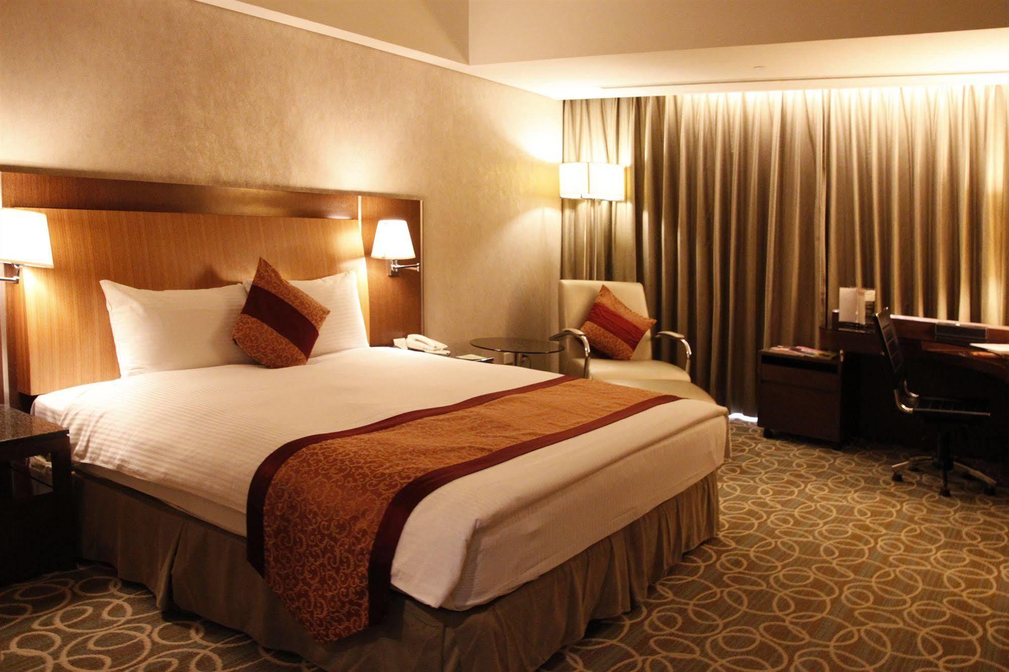 Evergreen Plaza Hotel - Tainan Extérieur photo Deluxe room