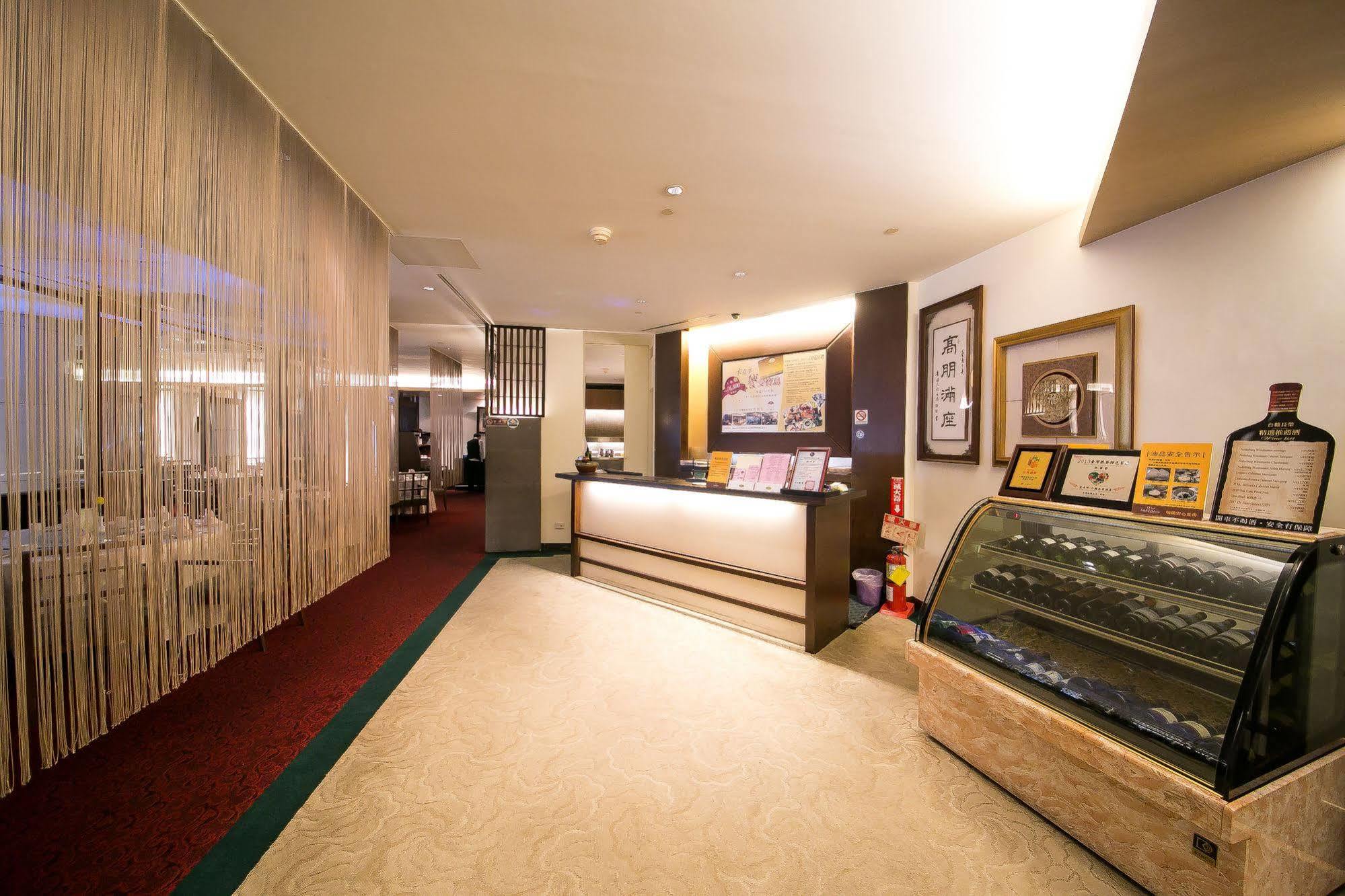Evergreen Plaza Hotel - Tainan Extérieur photo The interior of the lounge