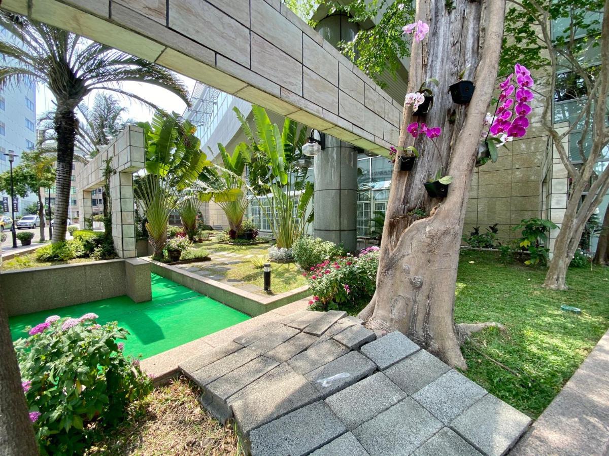 Evergreen Plaza Hotel - Tainan Extérieur photo The park