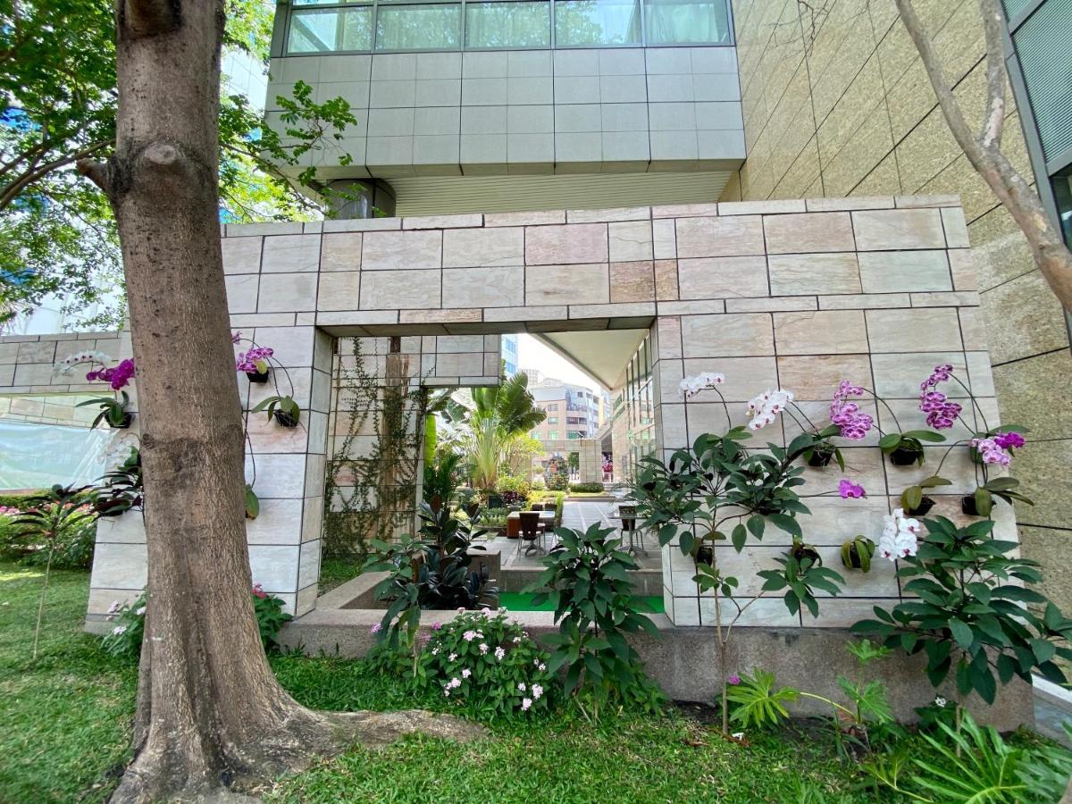 Evergreen Plaza Hotel - Tainan Extérieur photo The entrance to the museum