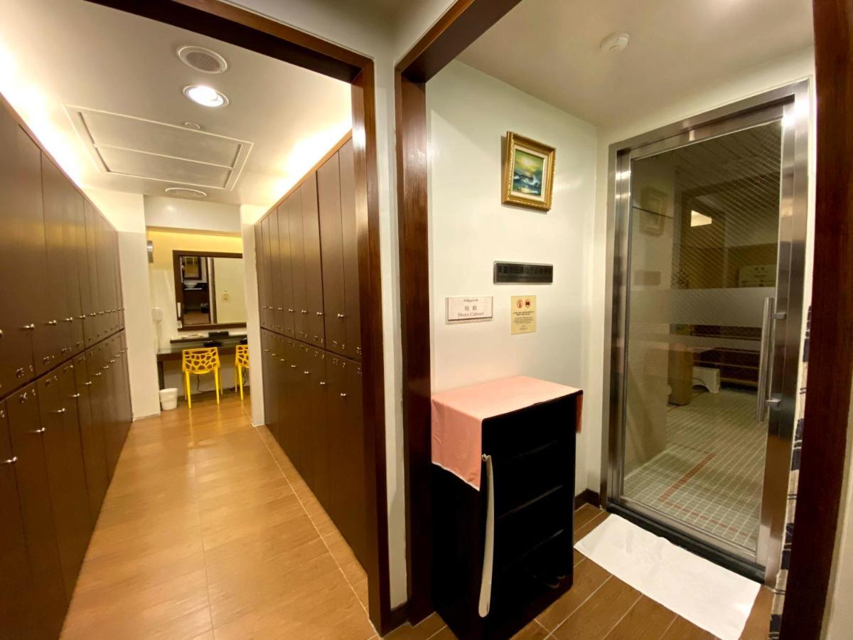 Evergreen Plaza Hotel - Tainan Extérieur photo A typical locker room at a public bath